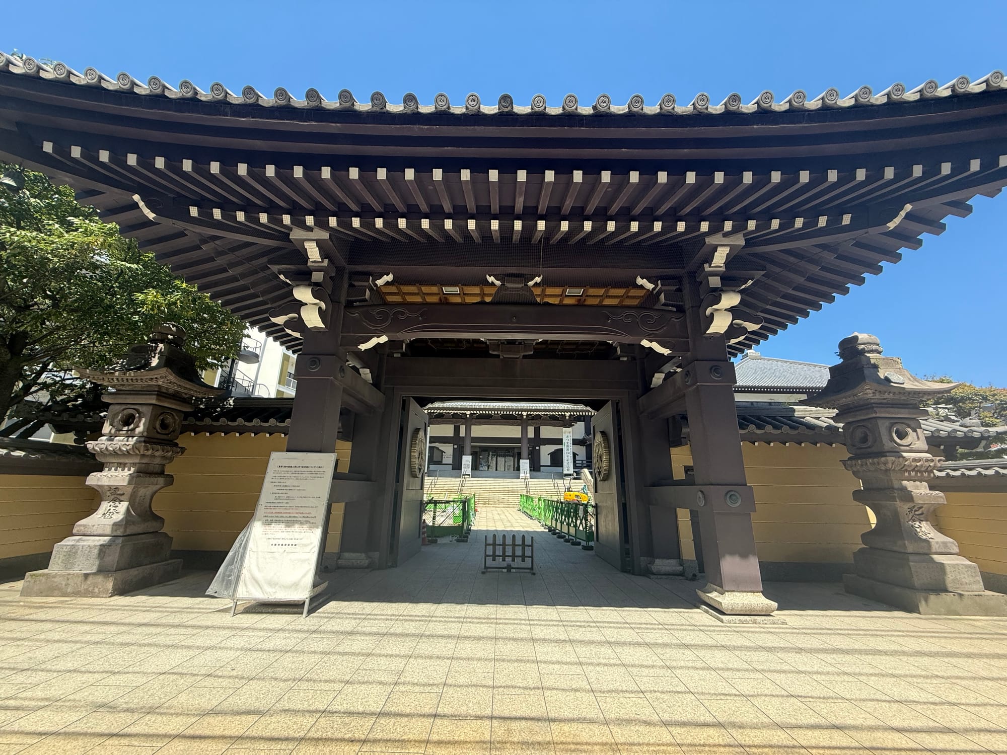 The impressive entrance gate of Nishi Hongwanji Temple in Kagoshima showcases traditional Buddhist architecture, leading into one of the city's historic places of worship.