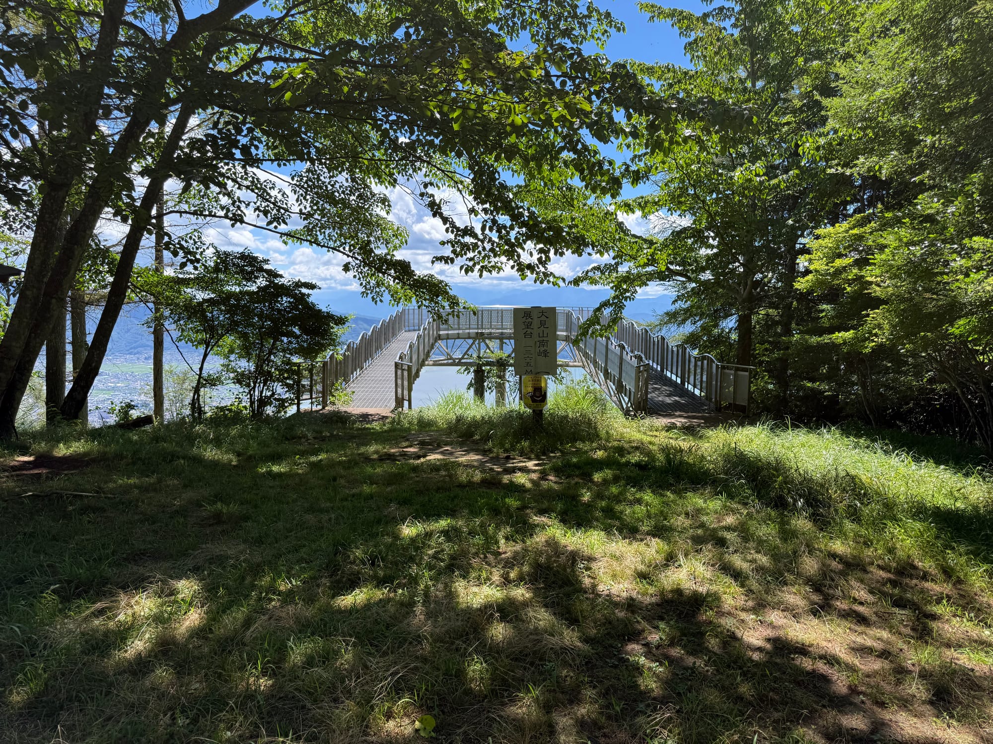 Oniyama Observation Point overlooks Lake Suwa and the surrounding Suwa Basin from the forested hills of Seinoumi Park, providing expansive views across the region.
